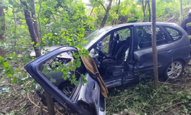 Életeket mentett a szabadnapos tűzoltó – 15 méter mély árokba csúszott egy autó, mentőhelikopter érkezett a motorosért