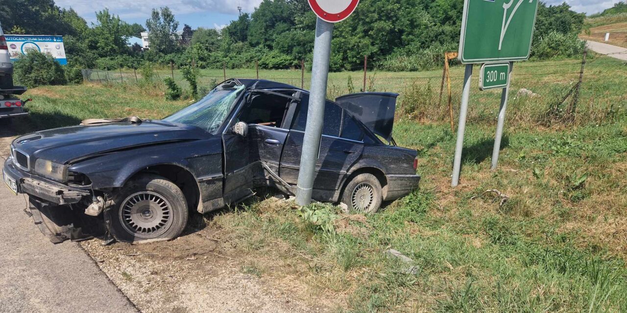 Kibabrált a nedves út a BMW sofőrjével Törökbálinton – oszlopnak ütközött, majd árokba csapódott az autó