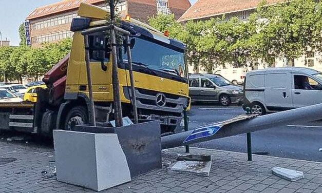 Mindent letarolt az elszabadult teherautó Budapesten, a Váci út kivezető oldalán