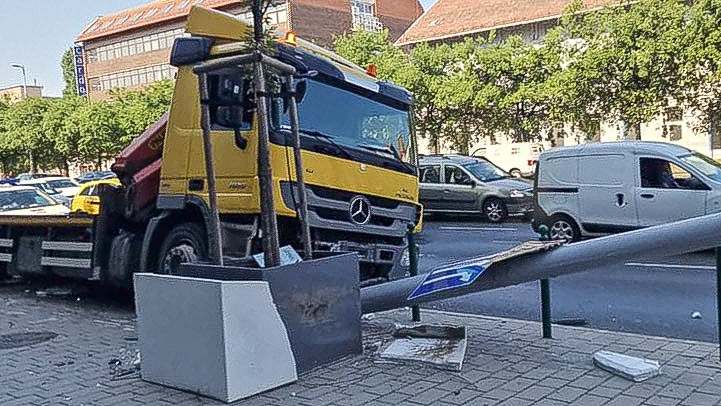 Mindent letarolt az elszabadult teherautó Budapesten, a Váci út kivezető oldalán