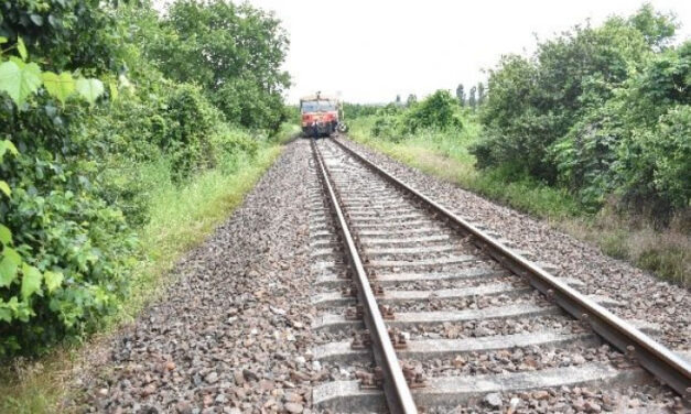 Lefeküdt aludni a sínekre a részeg férfi, kis híján halálra gázolt a vonat