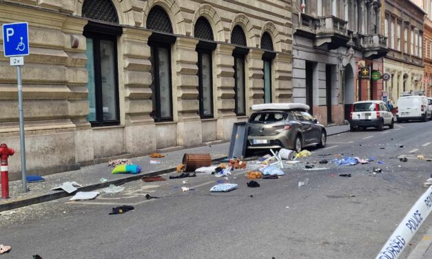 Családi perpatvar: a kórházban derült ki, hogy már körözték azt a nőt, aki mindent kidobott egy negyedik emelti lakásból, amt csak tudott