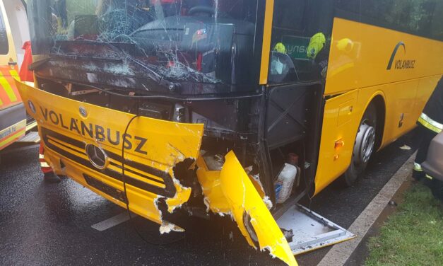 Halálos ütközés Tihany mellett: meghalt a 25 éves sofőr, miután autójával egy busznak ütközött