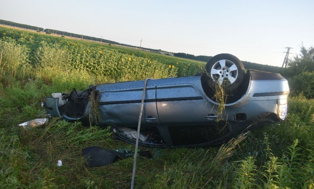 Elaludhatott egy sofőr a volánnál Győrnél, rommá törte az autóját – HELYSZÍNI FOTÓK