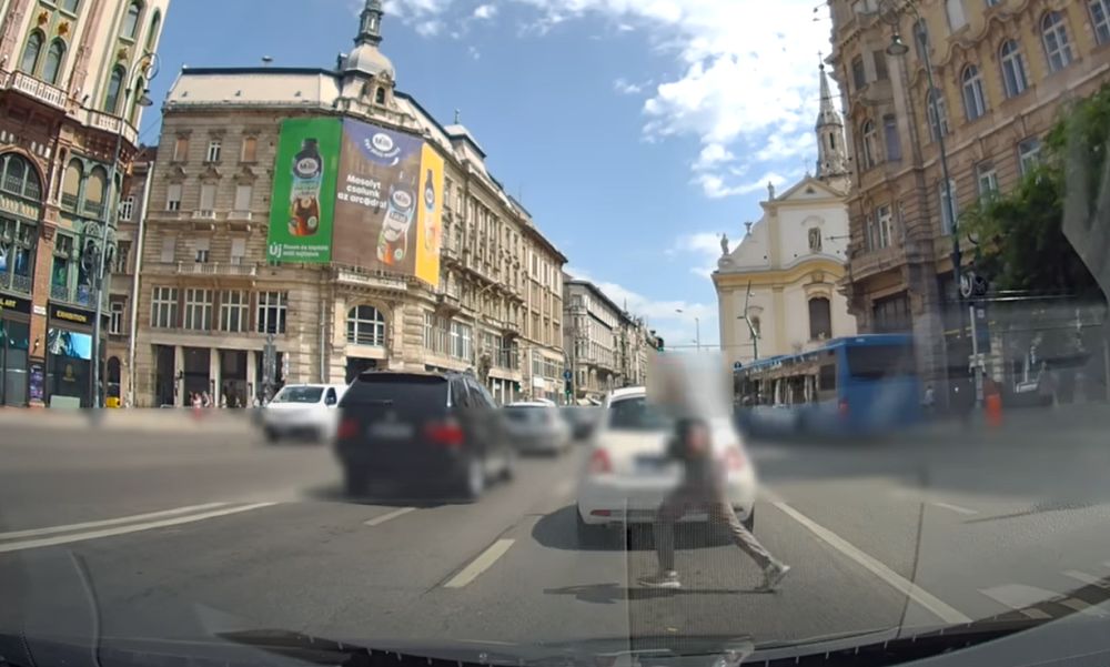 Szürreális jelenetek Budapest belvárosában: nekiszaladt egy mozgásban lévő autónak egy gyalogos- VIDEÓ