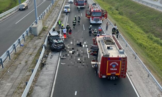A felismerhetetlenségig összeroncsolódott a Tolnánál karambolozó kocsi – fotók a halálos baleset helyszínéről