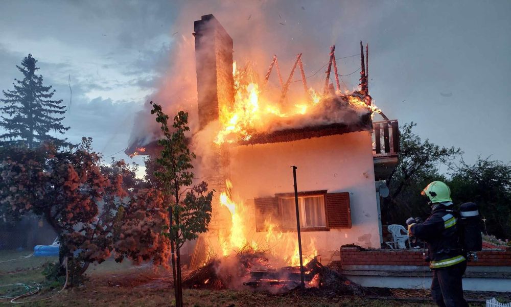Nádtetős házba csapott a villám Balatonfüreden: hatalmas robajra ébredt a tulajdonos, a tető és a tetőtér is megsemmisült – VIDEÓ