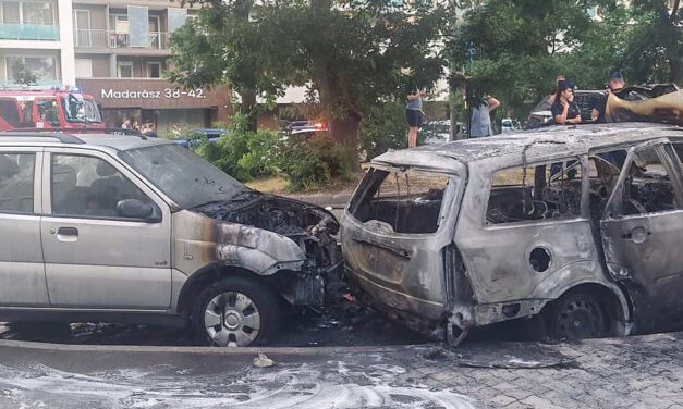 Lángoló autók Budapest 13. kerületében: kigyulladt egy parkoló gépkocsi, majd két másik járműre is átterjedt a tűz – fotókkal