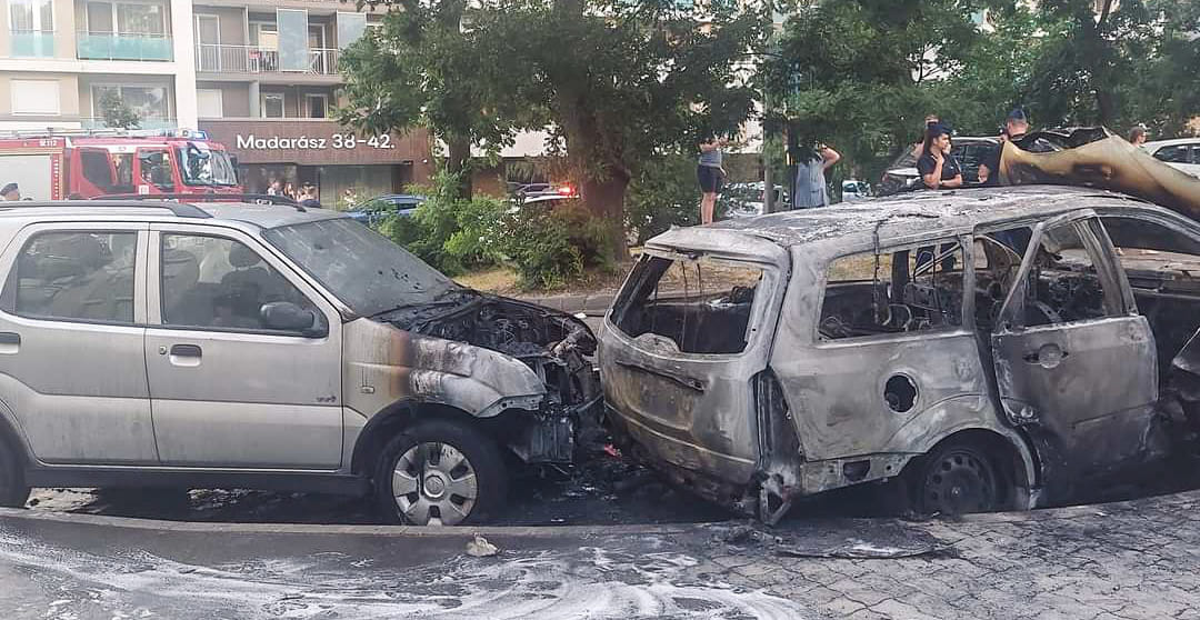 Lángoló autók Budapest 13. kerületében: kigyulladt egy parkoló gépkocsi, majd két másik járműre is átterjedt a tűz – fotókkal