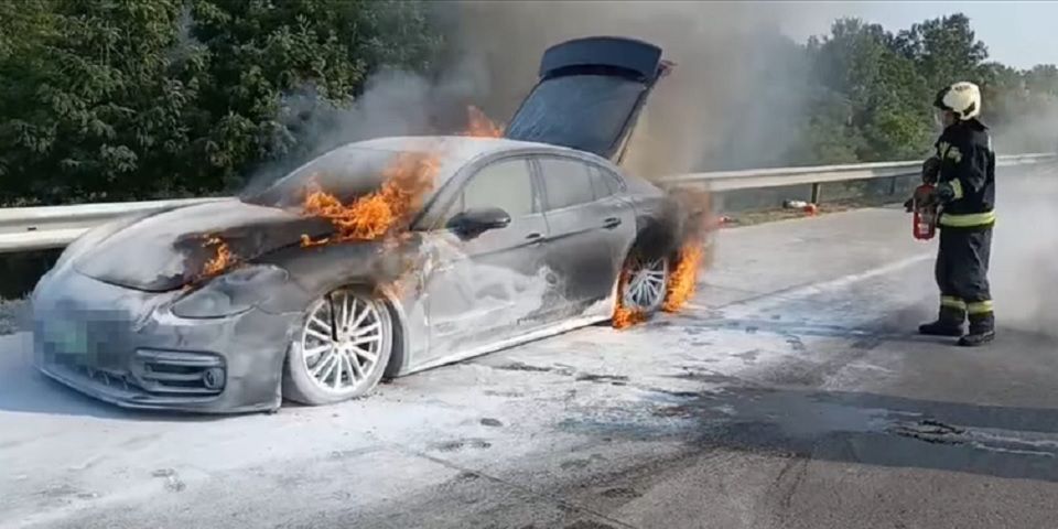 Harc a lángokkal: porig égett egy méregdrága Porsche Panamera az M0-s autóúton – videóval