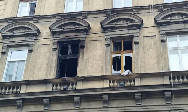 Kigyulladt egy lakás Budapest belvárosában, üvegszilánkok lepték el az utcát