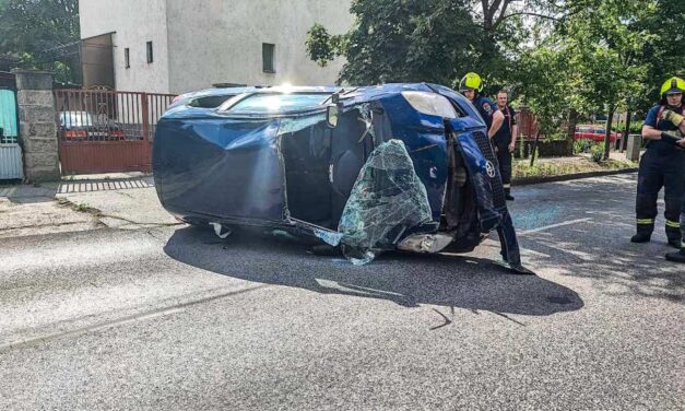 Nagy baleset lett az előzésből, az egyik sofőr beszorult a roncsba Budapesten