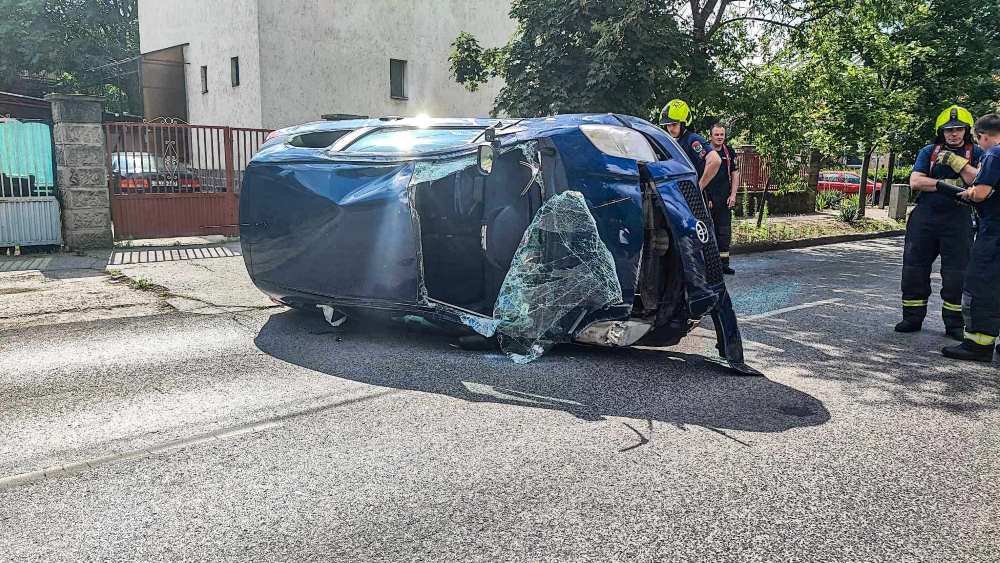 Nagy baleset lett az előzésből, az egyik sofőr beszorult a roncsba Budapesten