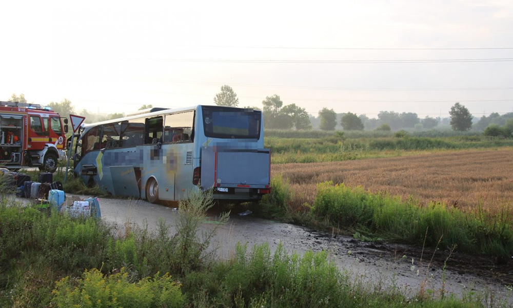 Több mint ötven ember utazott azon a buszon, amely lesodródott az útról Kisvárdánál