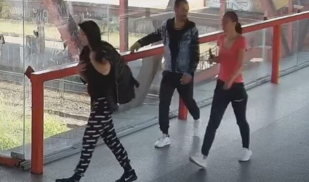Videón a kőbányai tolvaj trió: lenyúlták az őrizetlenül hagyott táskát a vonatról, de a kamerák lebuktatták őket