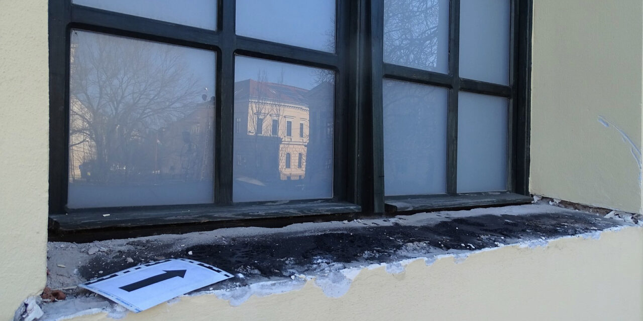 Vannak, akiknek semmi sem szent: lefeszegették a Debreceni Nagytemplomról a réz ablakpárkányokat, hogy hulladékként eladják