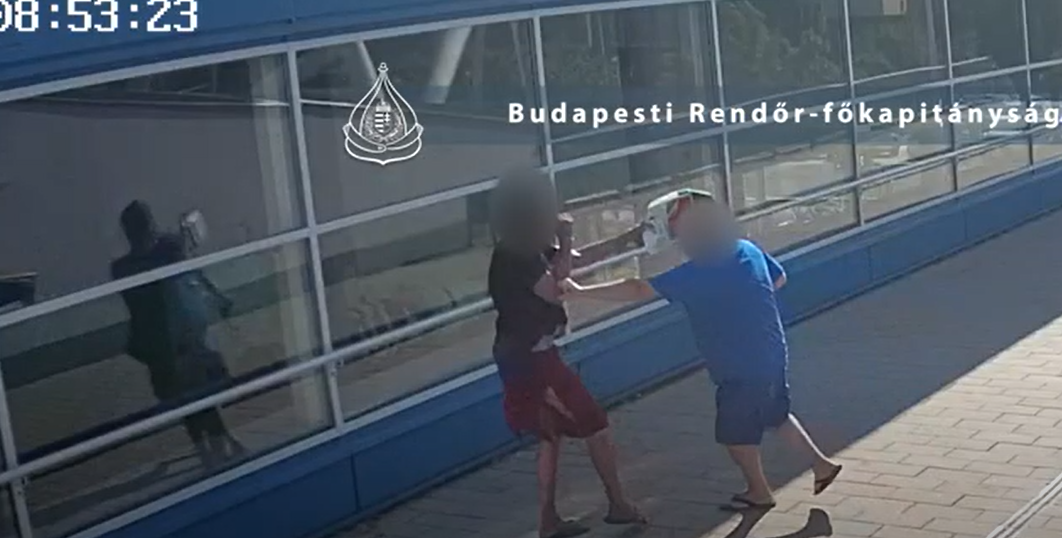 Defibrillátorral ütötte le az úszómestert egy megháborodott férfi egy budapesti uszodában – videón a szürreális eset