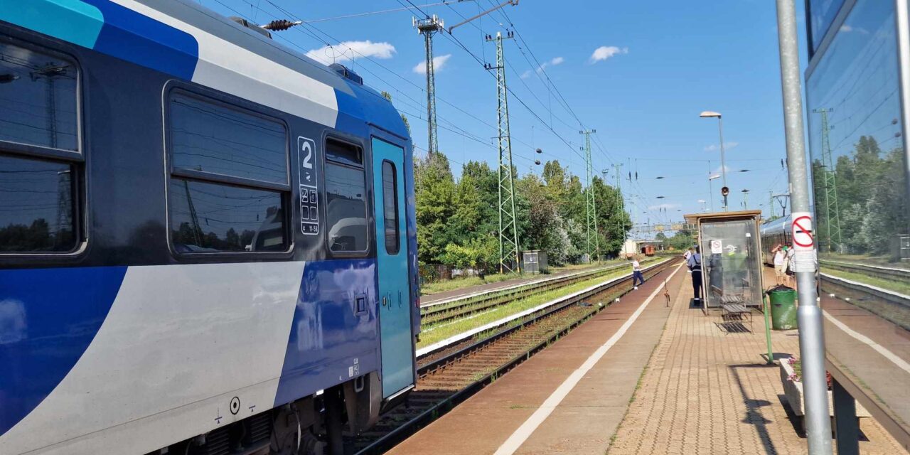 Kigyulladt egy vonat Budapesten, menekítették az utasokat