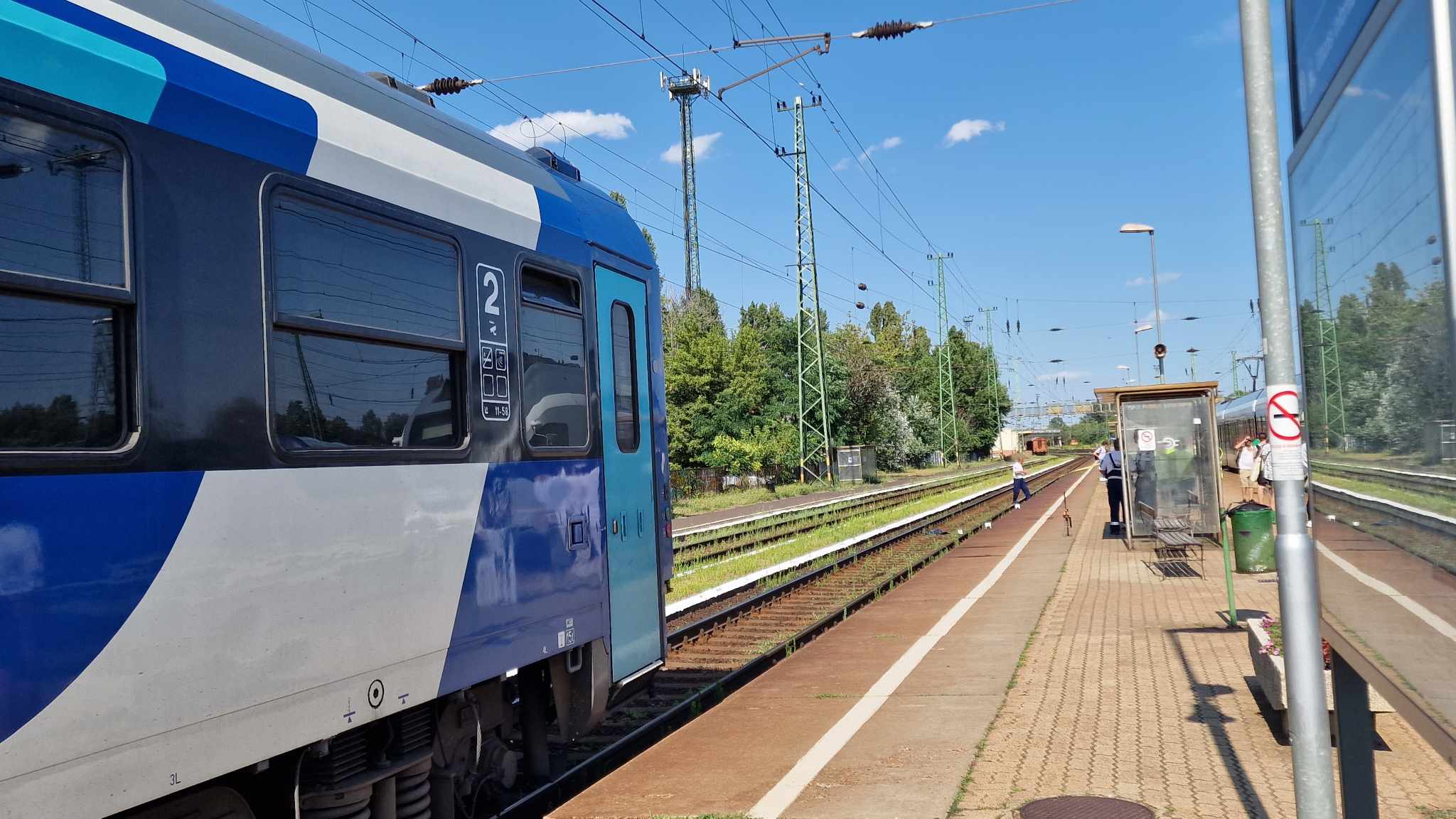 Egy 42 éves férfit gázolt halálra a vonat Albertirsánál, néhány napja egy 76 éves nő ugrott a metró elé