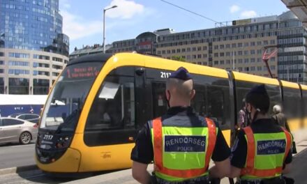 Villamos elé lökdösi az embereket egy agresszív férfi Budapesten: rettegnek a kerület lakói