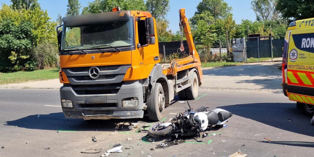 Horrorbaleset a fővárosban: teherautónak csapódott egy motoros, csoda, hogy életben maradt az ütközést követően