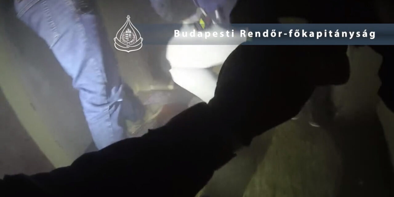 Drámai videón, ahogy a rendőrök kimentenek egy zavart, fenyegetőző férfit, aki magára gyújtotta lakását a fővárosban