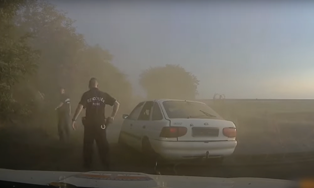 Egy régi Escorttal próbált meglépni a zsaruk elől, üldözés után a földúton kapták el az 57 éves férfit – videóval!