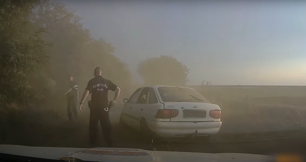 Egy régi Escorttal próbált meglépni a zsaruk elől, üldözés után a földúton kapták el az 57 éves férfit – videóval!