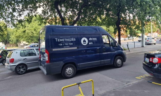 Halál a budapesti Hungária körúton – egy irodaház előtti parkolóba csapódott a Skoda, hiába próbálkoztak az újraélesztéssel