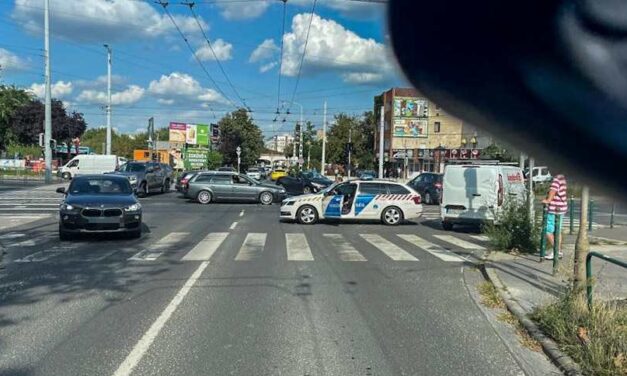 Ilyen csak a filmekben van! Egymás után két rendőrautót is összetörtek ugyanabban a kereszteződésben HELYSZÍNI FOTÓKKAL!