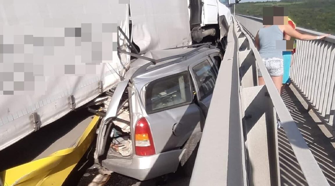 VIDEÓVAL! Megdöbbentő baleset a kőröshegyi völgyhídon – letarolta a kamion a műszaki hibás Opelt