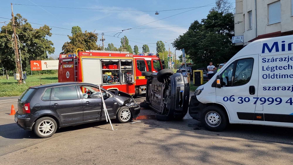 Borult a Ford, majd egy furgon elejének csapódott Ferencvárosban