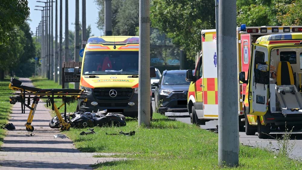 „Mi van a fiammal, mondjanak már valamit!” – Motoros rohant egy autóba Budapesten, súlyosan megsérült a motoros