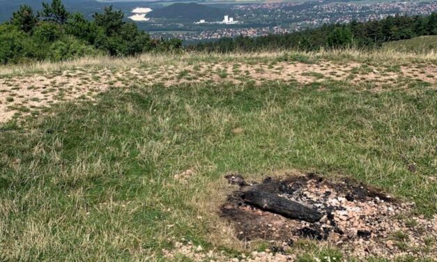 „Ez nagyon elkeserítő” – Vandálok ledöntötték a nagykovácsi keresztet és tábortüzet csináltak belőle