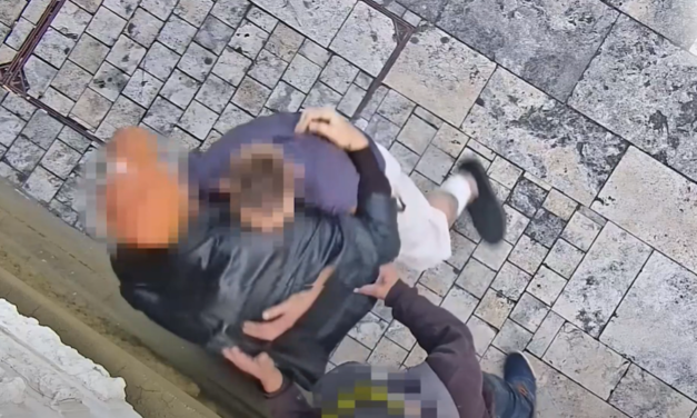 Segítséget színlelve fosztottak ki egy piás férfit Budapesten – videón a megdöbbentő eset