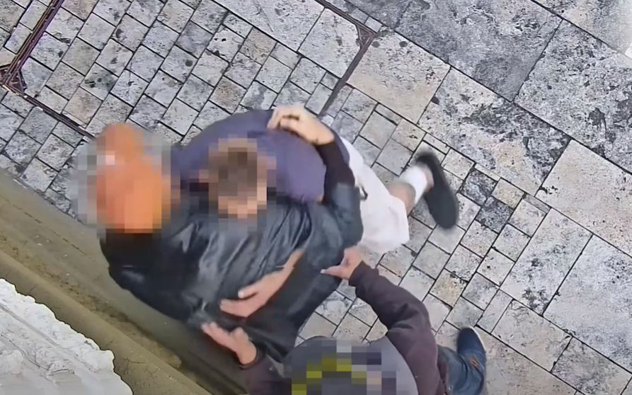 Segítséget színlelve fosztottak ki egy piás férfit Budapesten – videón a megdöbbentő eset