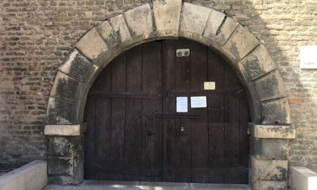 Holttestet találták a győri múzeum udvarán, egy fiatal férfi vetette magát a mélybe