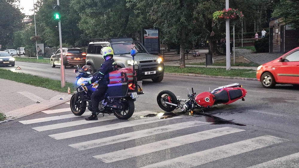 Baleset Pasaréten: levetette magát a motorról, de az ütközést és a sérülést így sem tudta elkerülni – helyszíni fotókkal!
