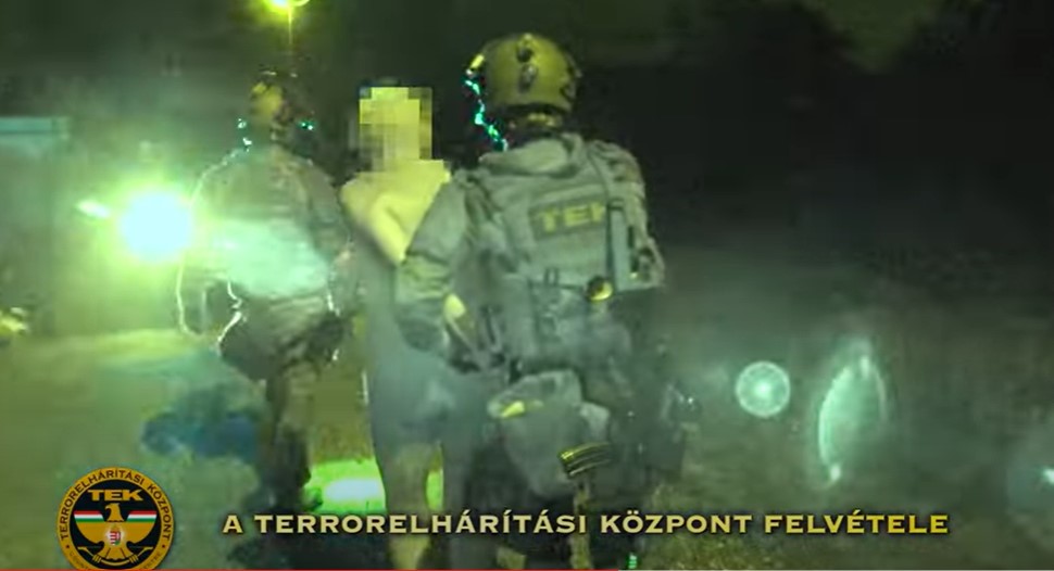 Megszállta a TEK a budapesti férfi otthonát, komplett fegyverarzenálja volt: videón a rajtatütés pillanatai