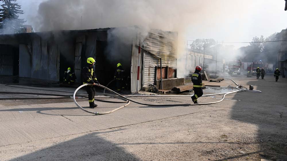 Hatalmas fekete füst ömlött a budapesti raktárból: tűzoltók hada küzdött hősiesen a lángokkal – fotók a helyszínről