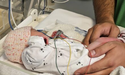 Balhé a pécsi klinikán: torkon ragadta és ajtóba verte egy pécsi doktornő fejét a nagymama