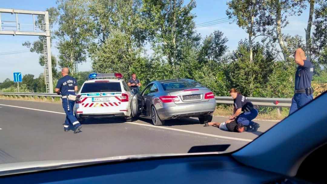 Autós üldözés az M2-esen: az egyik rendőrautóra is ráhúzta a kormányt a menekülő Mercedes sofőrje – helyszíni fotók