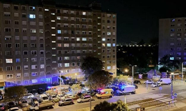 „A tizediken látunk egy őrjöngő embert, aki a monitortól kezdve mindent dobál ki az ablakon” – drámai tűzeset a főváros 15. kerületében HELYSZÍNI FOTÓKKAL!