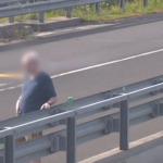 Durva! Az M0-s autóút hídján sörözgetett egy férfi, nem zavarta a forgalom sem VIDEÓVAL!