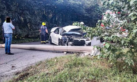 Elbambult a BMW kabrió sofőrje, kidőlt a beton villanyoszlop a budapesti Határ úton HELYSZÍNI FOTÓKKAL!