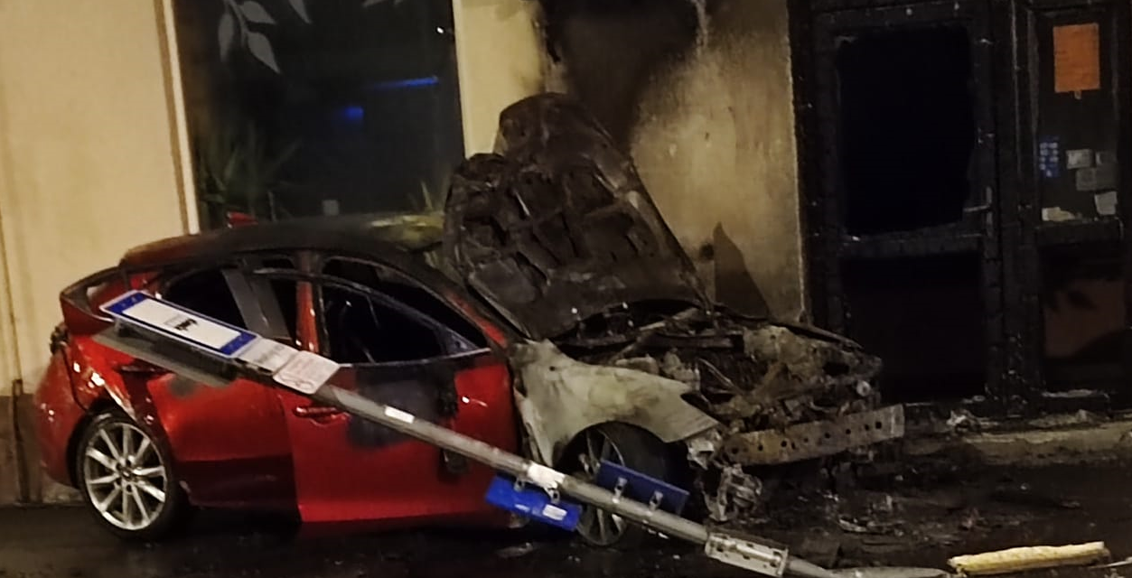 Brutális tarolás Budapest 15. kerületében – 6 millió forintja is bennégett az autóban a felelőtlen sofőrnek