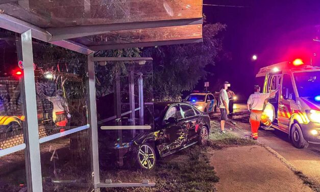 Fának csapódott az Audi a főváros 18. kerületében – a buszmegálló is veszélybe került a durva ütközés után HELYSZÍNI FOTÓKKAL!