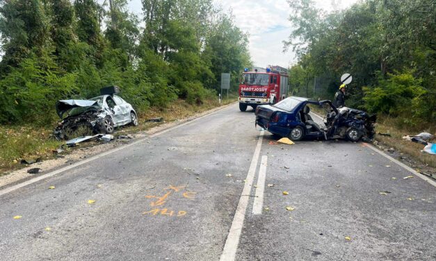 Hatalmas baleset az esőben: egy kanyarban próbált előzni a suzukis, megcsúszott, majd kiszakadt az autóból a motor is
