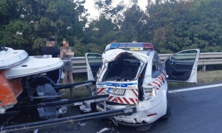 Valósággal ledózerolta a szolgálati kocsit: Törökbálint után Gödöllőnél is rendőr balesetezett, mentőhelikopter vitte kórházba a főtörzszászlóst – fotók a helyszínről