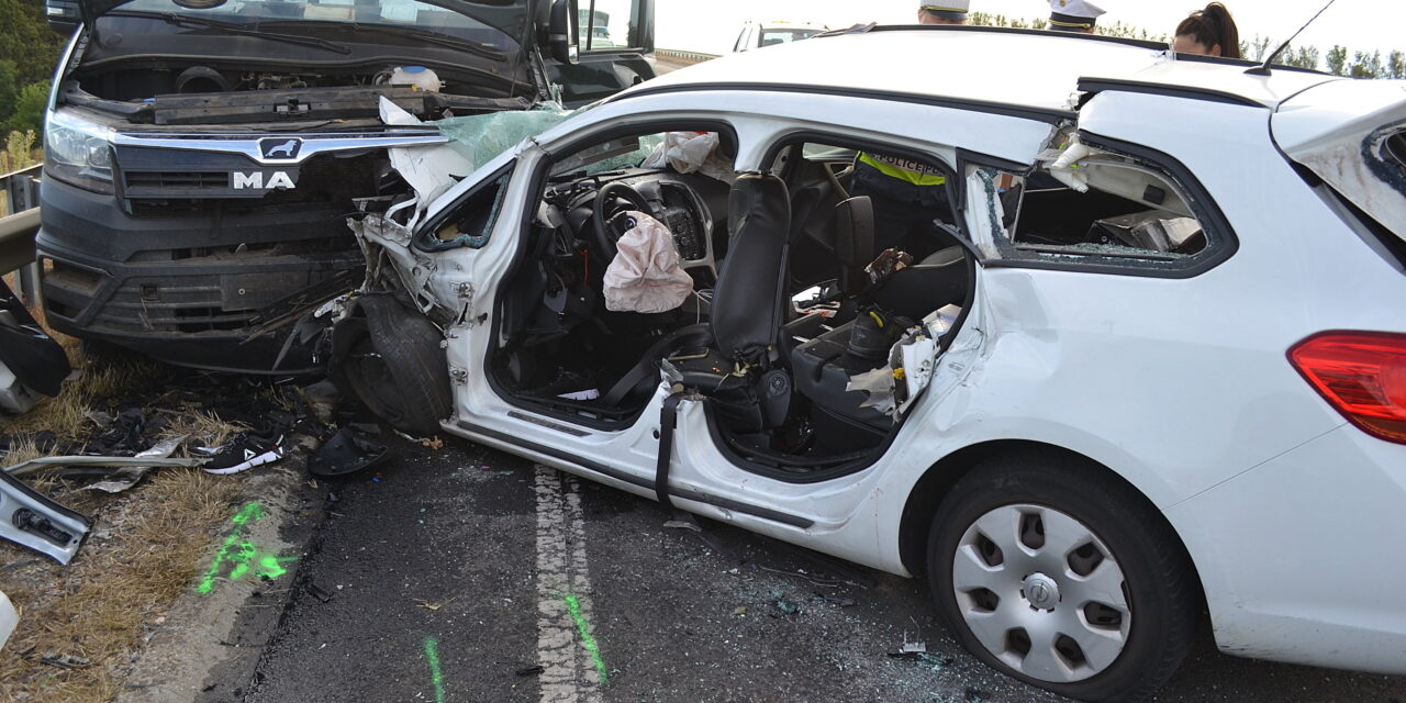 Tragédia a 4-es főútón: frontálisan ütközött a kisbusszal egy kisodródó autó – Egy ember meghalt, többen megsérültek – fotó
